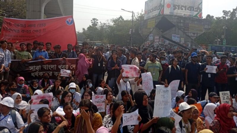 ধর্ষকের শাস্তি জনসম্মুখে করাসহ ৬ দাবি শিক্ষার্থীদের