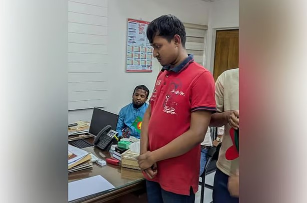 পোশাক নিয়ে ঢাবি ছাত্রীকে হেনস্তা: গ্রেফতার ব্যক্তিকে নিয়ে যা হচ্ছে