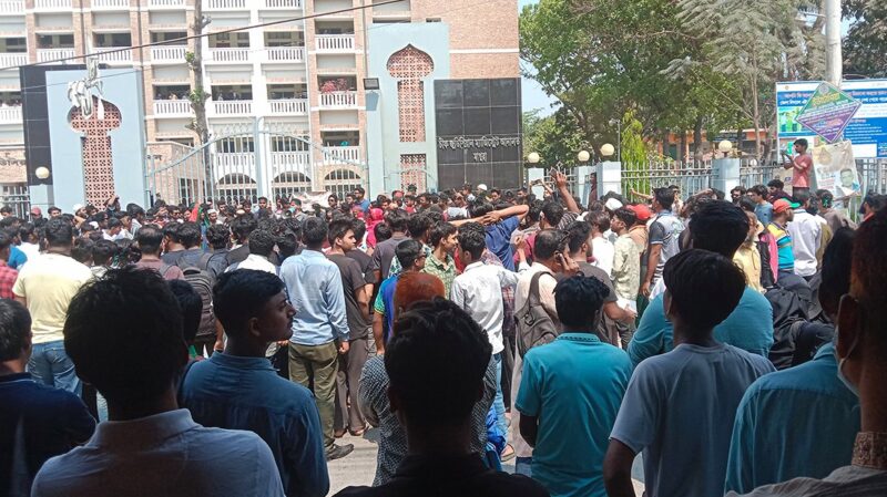 মাগুরায় শিশু ধর্ষণ: মধ্যরাতে আদালতে তোলা হলো ৪ আসামিকে, রিমান্ড মঞ্জুর