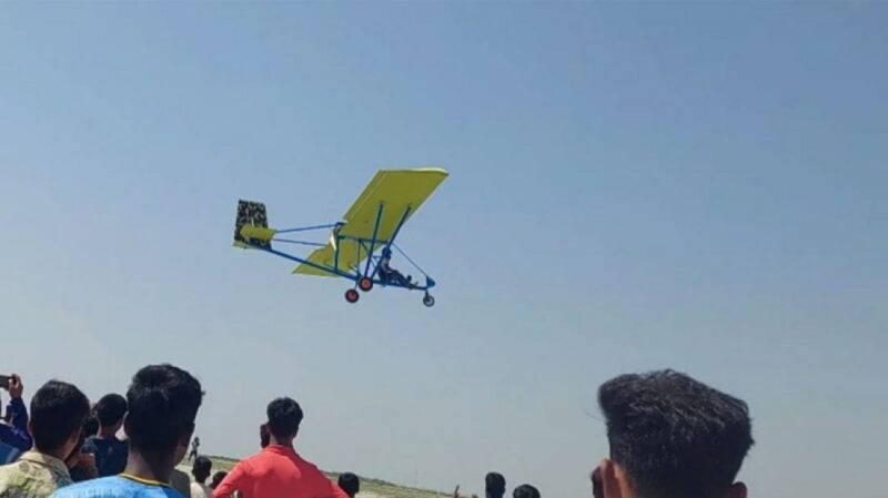 আকাশে উড়ছে জুলহাসের প্লেন