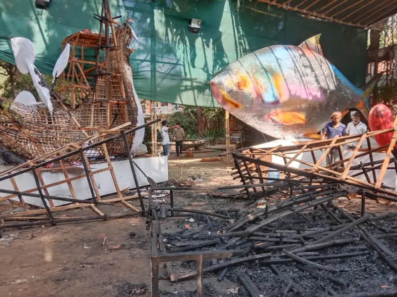 চারুকলায় আগুনে পুড়ে গেছে আলোচিত 'ফ্যাসিবাদের মুখাকৃতি' মোটিফ, রহস্যজনক বলছে পুলিশ