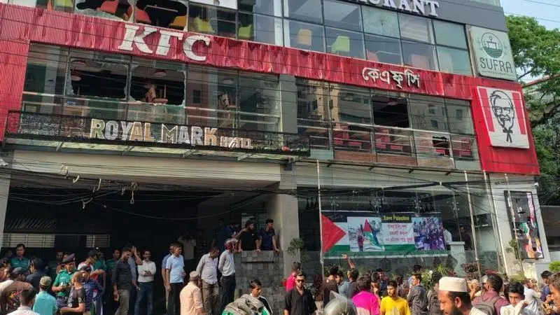 গাজায় গণহত্যা: ছয় জেলায় বাটা-কেএফসিতে হামলা-ভাঙচুর, হামলাকারীদের গ্রেপ্তারের নির্দেশ