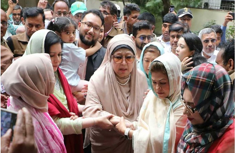 দেশে ফিরে ‘ফিরোজা’য় খালেদা জিয়া