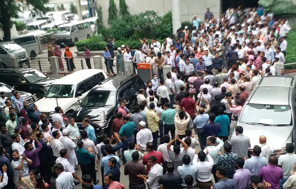সচিবালয়ে বিক্ষোভ, অধ্যাদেশ প্রত্যাহার না পর্যন্ত কাজে না ফেরার ঘোষণা