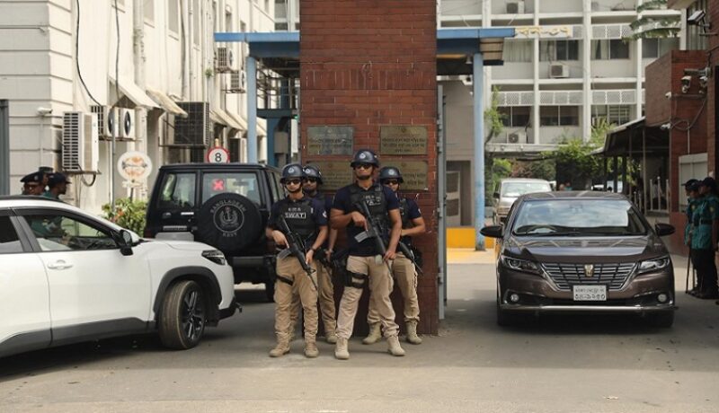 নিষেধজ্ঞার মধ্যেও কর্মচারীদের বিক্ষোভ, সচিবালয়ে পুলিশের পাশাপাশি সোয়াট-বিজিবি-র‌্যাব