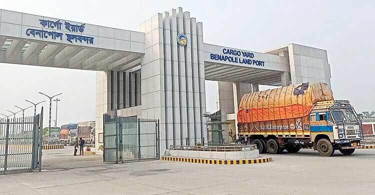 ভারতের নিষেধাজ্ঞায় বেনাপোলে আটকা শতাধিক পণ্যবাহী ট্রাক, বাংলাদেশ জানেই না স্থগিত সিদ্ধান্তের কথা!