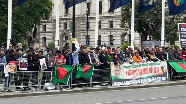 ইউনূসের অনুষ্ঠানের সময় চ্যাথাম হাউজের বাইরে আ.লীগের বিক্ষোভ