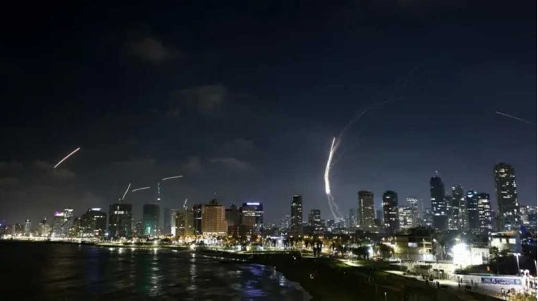 ইরান-ইসরায়েল পাল্টাপাল্টি হামলা : ক্ষেপণাস্ত্র ও যুদ্ধবিমানে উত্তপ্ত পরিস্থিতি