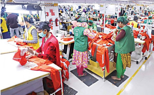 পোশাক রপ্তানিতে দ্বিতীয় বাংলাদেশ : ট্রাম্পের শুল্কে এখন বড় ঝুঁকিতে