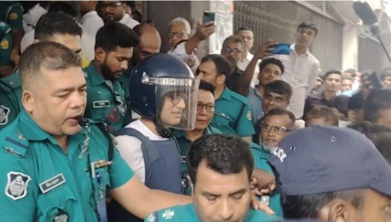 দেশটাকে পুড়িয়ে ফেলছে ওরা, রক্ষা করেন: ব্যারিস্টার সুমন