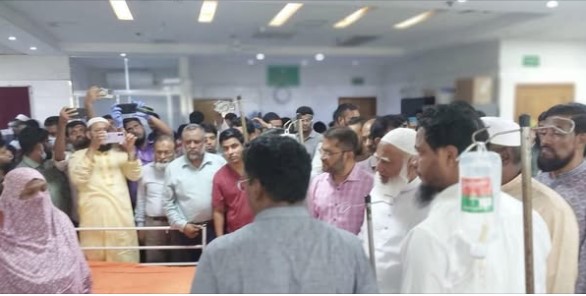 আহতদের দেখার নামে উপদেষ্টা, বিএনপি, জামায়াত নেতাদের মহড়া