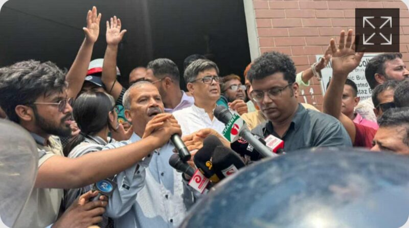 শিক্ষার্থীদের বিক্ষোভের মুখে অবরুদ্ধ ২ উপদেষ্টা, আইন উপদেষ্টা বললেন সব দাবি মেনে নিয়েছি