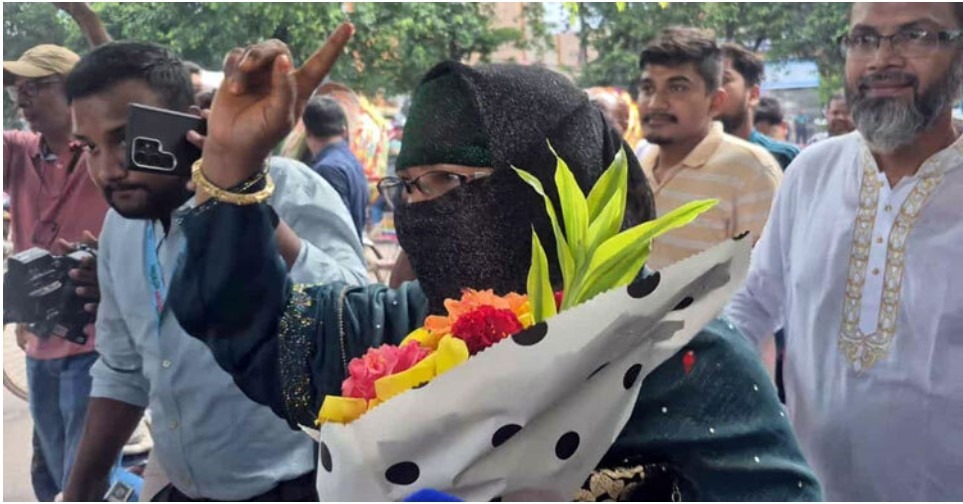 বাধা উপেক্ষা করে ৩২ নম্বরে শ্রদ্ধা, হেনস্তার শিকার অনেকে