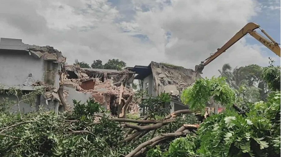 নসরুল হামিদের বাংলো গুঁড়িয়ে দিলো বিআইডব্লিউটিএ