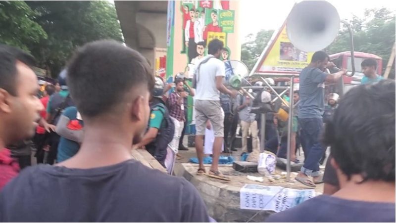 শাহবাগে জুলাই যোদ্ধাদের ‘মারামারি’, সরিয়ে দিলো পুলিশ