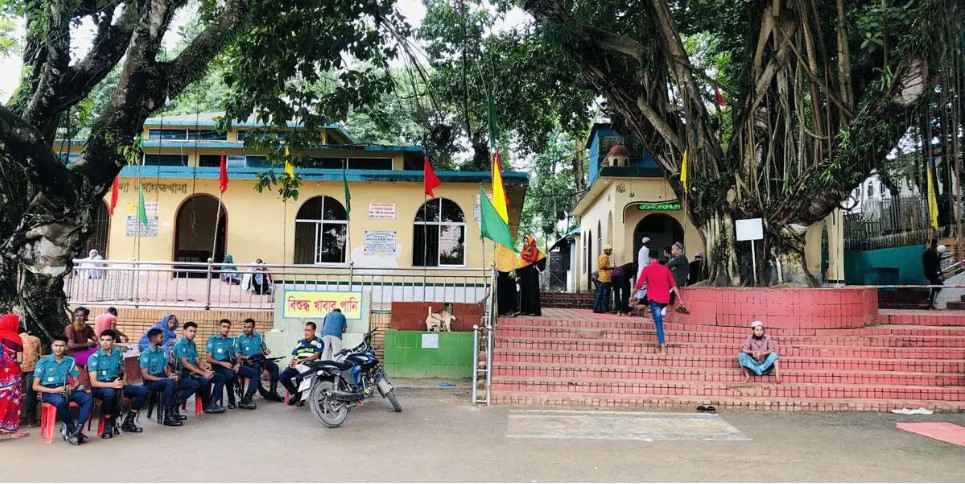 মব আতঙ্কে শাহপরান মাজারের ওরসে শিরনি বিতরণ বন্ধ!