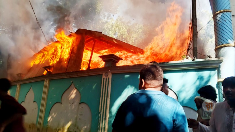 গোয়ালন্দে লাশ কবর থেকে তুলে আগুনে পুড়াল ‘তৌহিদী জনতা’