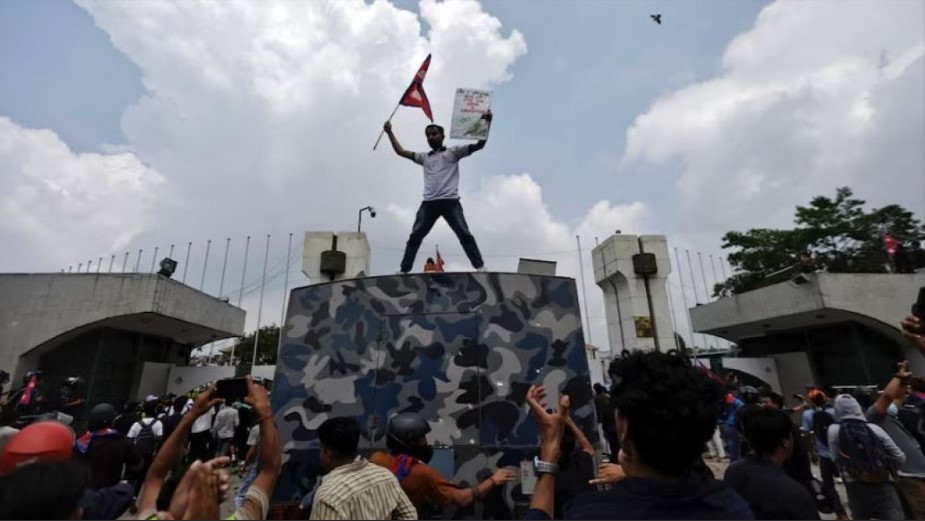 জেন জি বিক্ষোভে উত্তাল নেপাল: কারফিউ জারি, সংঘর্ষে নিহত ১৪