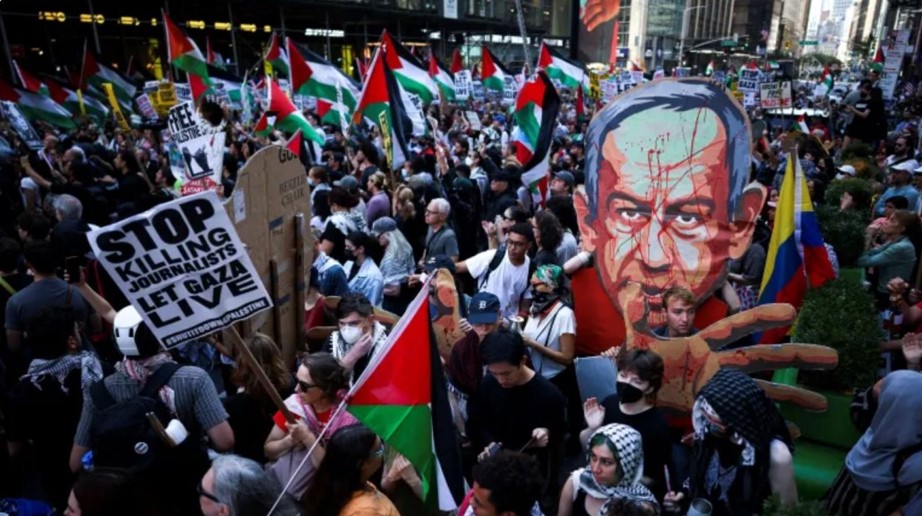 জাতিসংঘে নেতানিয়াহুকে ঘিরে বিক্ষোভ, নিষেধাজ্ঞার দাবি