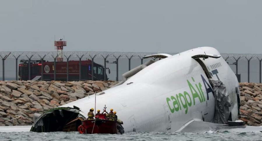 হংকংয়ে রানওয়ে থেকে ছিটকে সাগরে পড়ল কার্গো বিমান