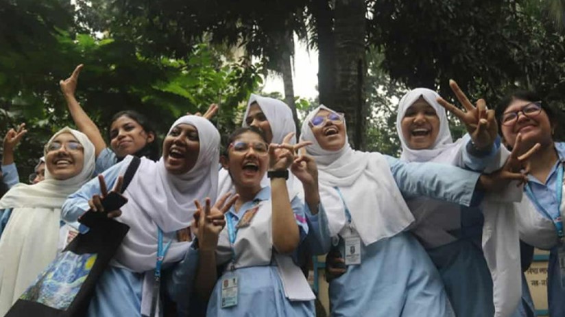 এইচএসসিতেও পাসের হারে ধস, দুই দশকের মধ্যে সর্বনিম্ন