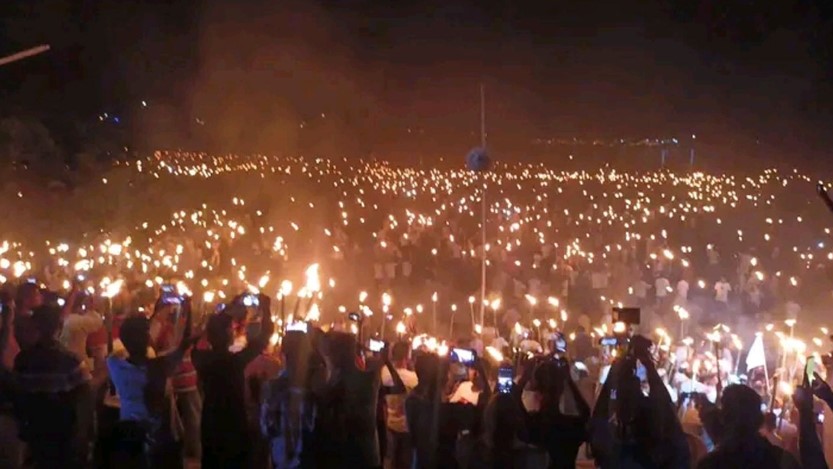 আলো জ্বালিয়ে যে দাবি জানালো উত্তরের মানুষ