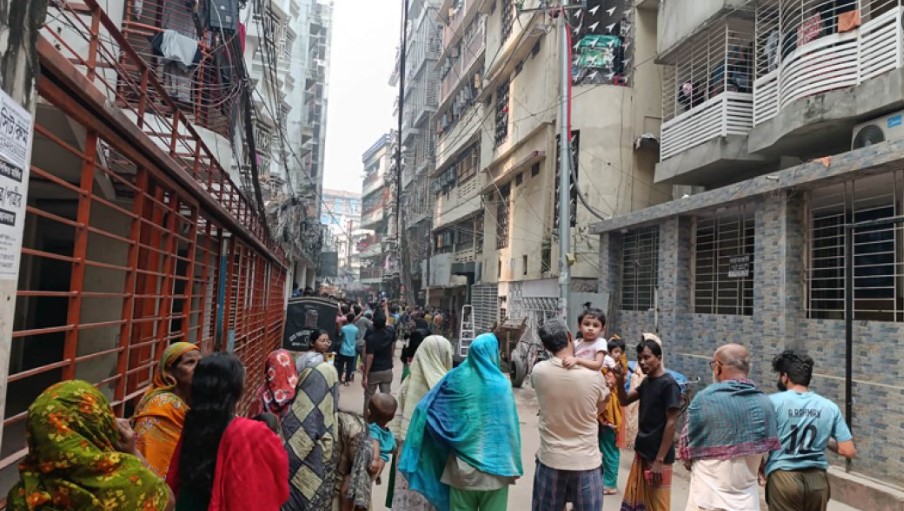 টং দোকান থেকে অট্টালিকা—ভূমিকম্প আতঙ্কে ঢাকাবাসী