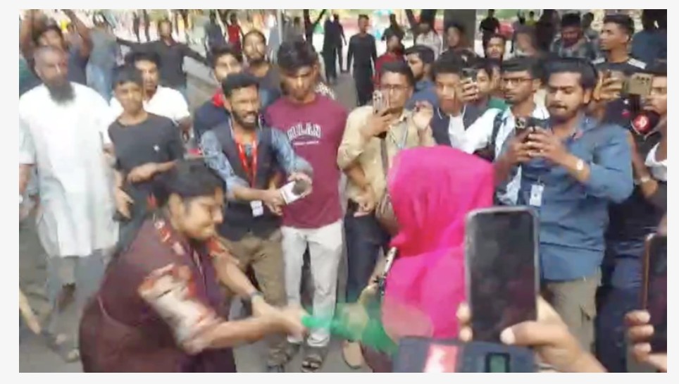 আগেআওয়ামী লীগ সমর্থক সন্দেহে রিকশাচালক ও নারীকে মারধর