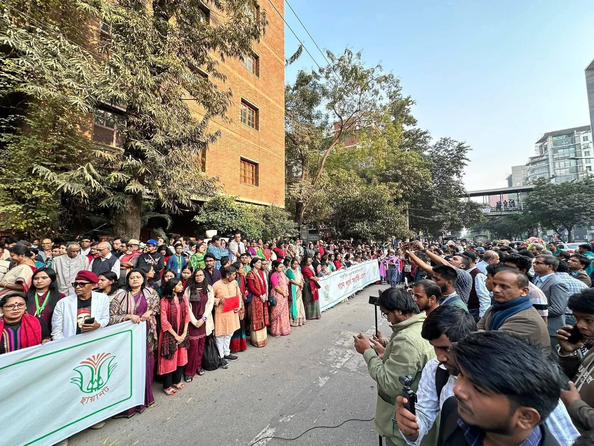 গানে গানে ছায়ানটের প্রতিবাদে মানুষের ঢল