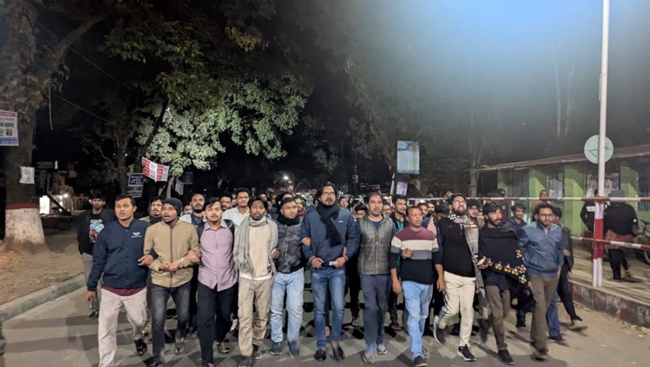 ‘পাকিস্তানি বাহিনী বুদ্ধিজীবী হত্যা করেনি’  চবি উপ-উপাচার্যের বক্তব্যের প্রতিবাদে বিক্ষোভ