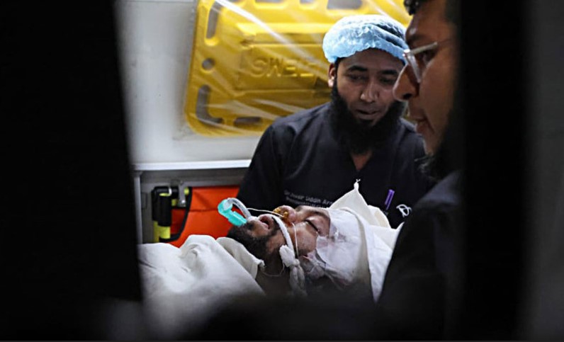 গুলিবিদ্ধ ওসমান হাদিকে এয়ার অ্যাম্বুলেন্সে সিঙ্গাপুরে