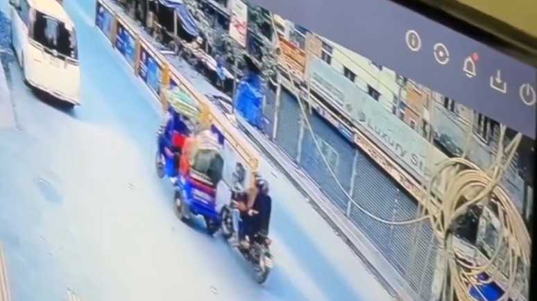 রিকশায় থাকা হাদিকে চলন্ত মোটরসাইকেল থেকে গুলি