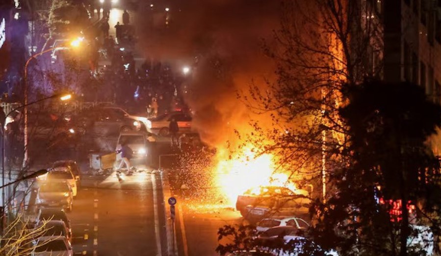 তুমুল বিক্ষোভের পরও ইরানের শাসকগোষ্ঠী কীভাবে টিকে আছে?