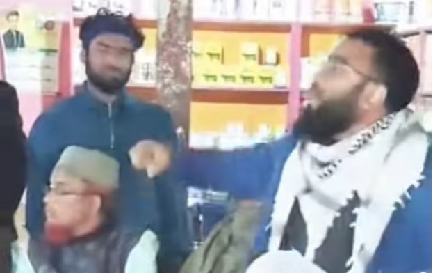 জামায়াত প্রার্থীর উপস্থিতিতে বিএনপি সমর্থকদের গলা কেটে নেওয়ার হুমকি