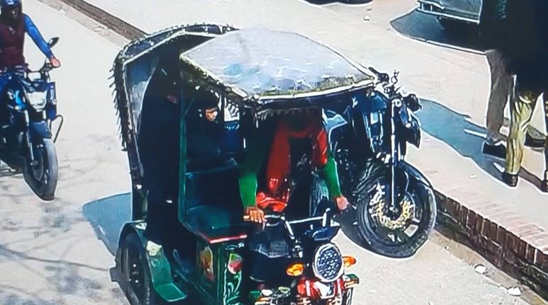 রাজধানীতে প্রবাসীর শিশু সন্তান নিয়ে উধাও রিকশাচালক