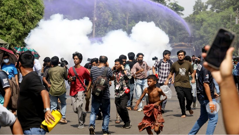 পরস্পরবিরোধী দাবি নিয়ে রাজপথে বিএসসি - ডিপ্লোমা প্রকৌশল শিক্ষার্থীরা, রাজধানী অচল
