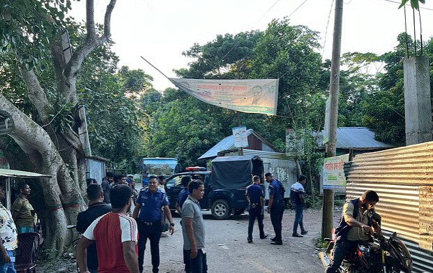 শরীয়তপুরে যুক্তরাষ্ট্রপ্রবাসীর বাড়িতে ডিম নিক্ষেপ, নেতৃত্বে এনসিপির নেতা-কর্মী