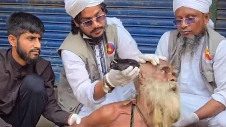 ‘আল্লাহ, তুই দেহিস’: সেই বৃদ্ধের চুল-দাড়ি কেটে দেওয়ার ৪ মাস পর মামলা