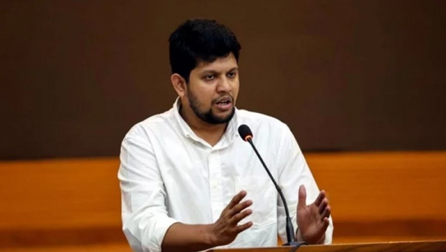 কখন নেমে যাই, দুই মাস ধরে অনিশ্চয়তার মধ্যে আছি : তথ্য উপদেষ্টা মাহফুজ