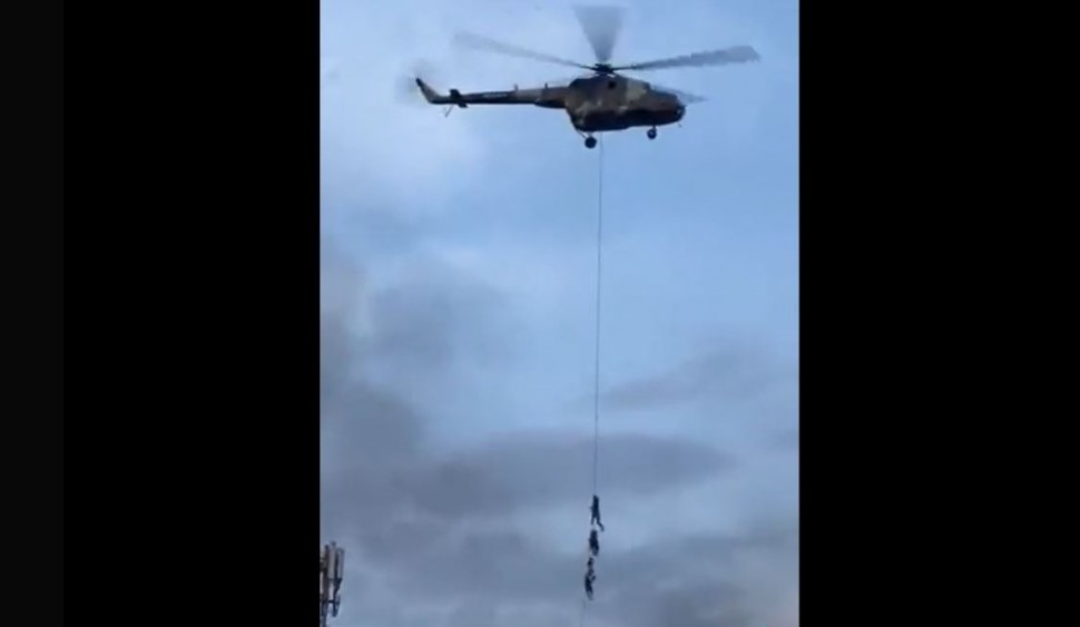 নেপালে বিক্ষোভ: হেলিকপ্টারের দড়ি ধরে মন্ত্রীরা পালালেন