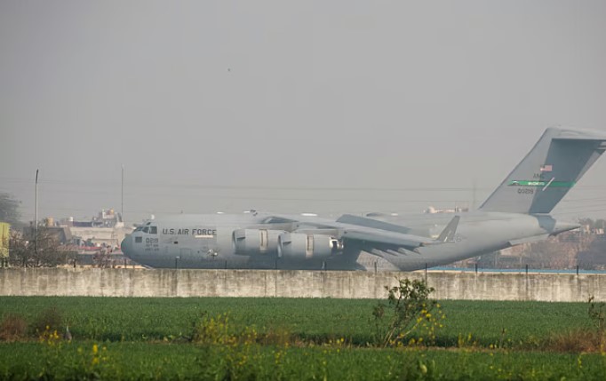 যুক্তরাষ্ট্র থেকে ৫০ তরুণকে হাতকড়া ও পায়ে বেড়ি পরিয়ে ভারতে ফেরত