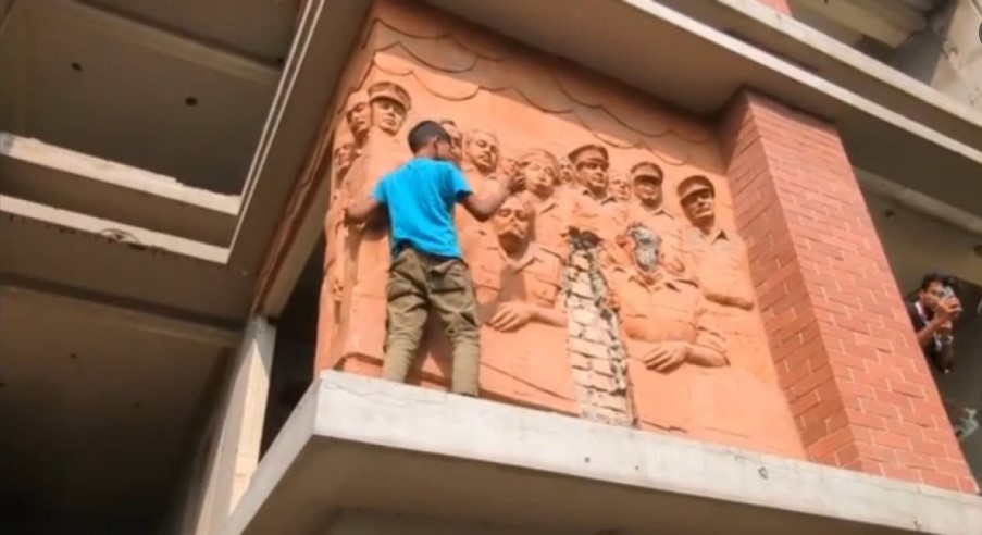 আ.লীগের পরিত্যক্ত কার্যালয়ে আবারও অগ্নিসংযোগ ও ভাঙচুর