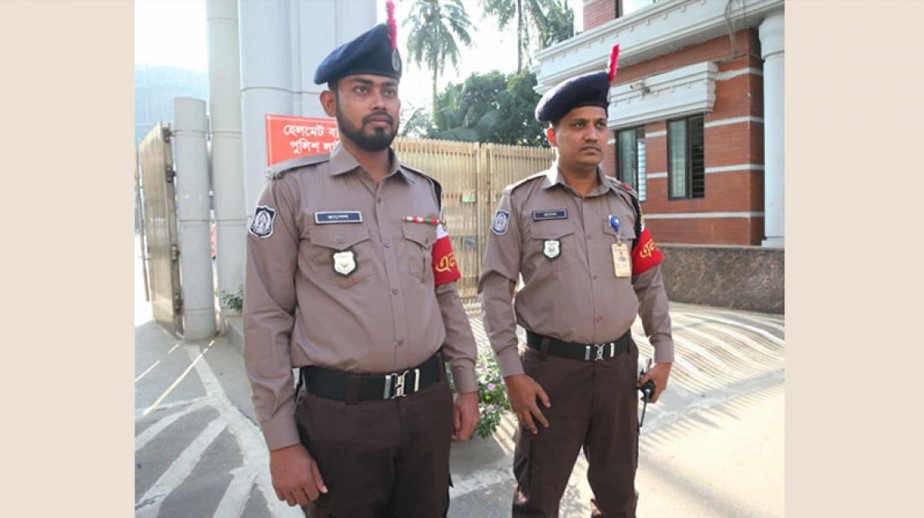 নতুন পোশাকে পুলিশ