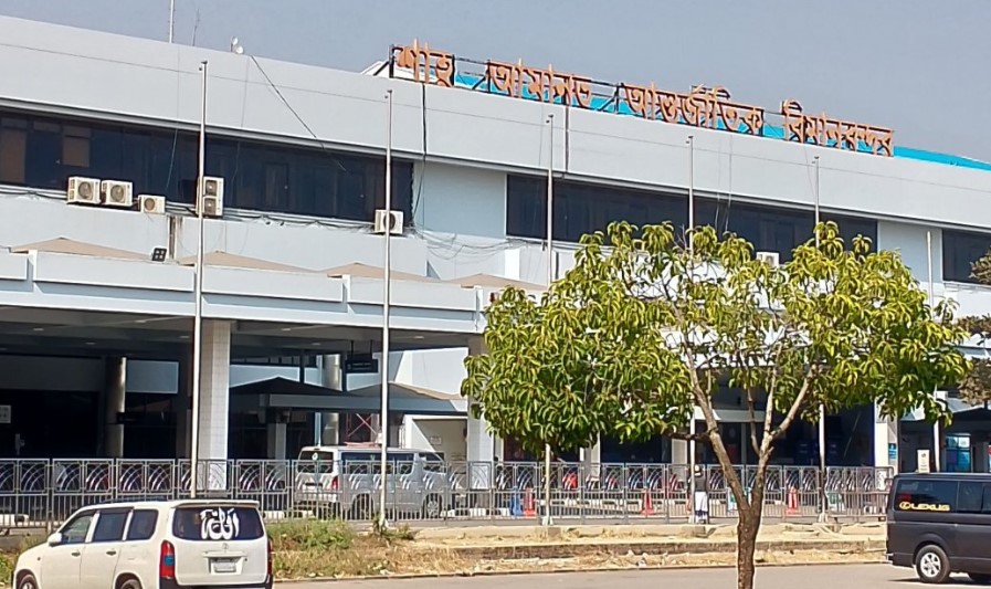 বিমানবন্দরের রানওয়েতে শিয়াল, ২৬ মিনিট পর উড়োজাহাজ উড্ডয়ন