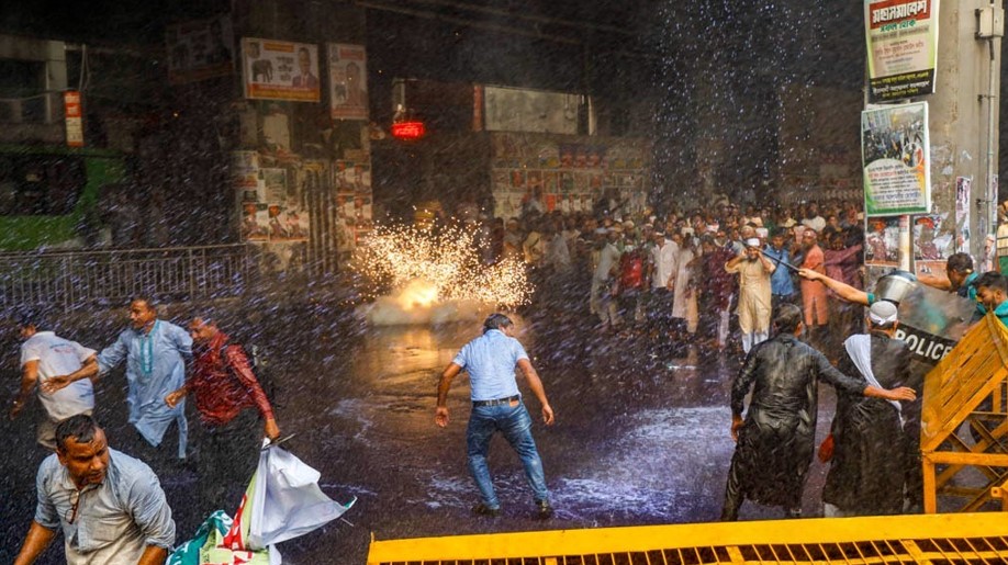 এবার শিক্ষকদের উপর জলকামানের সঙ্গে সাউন্ড গ্রেনেড