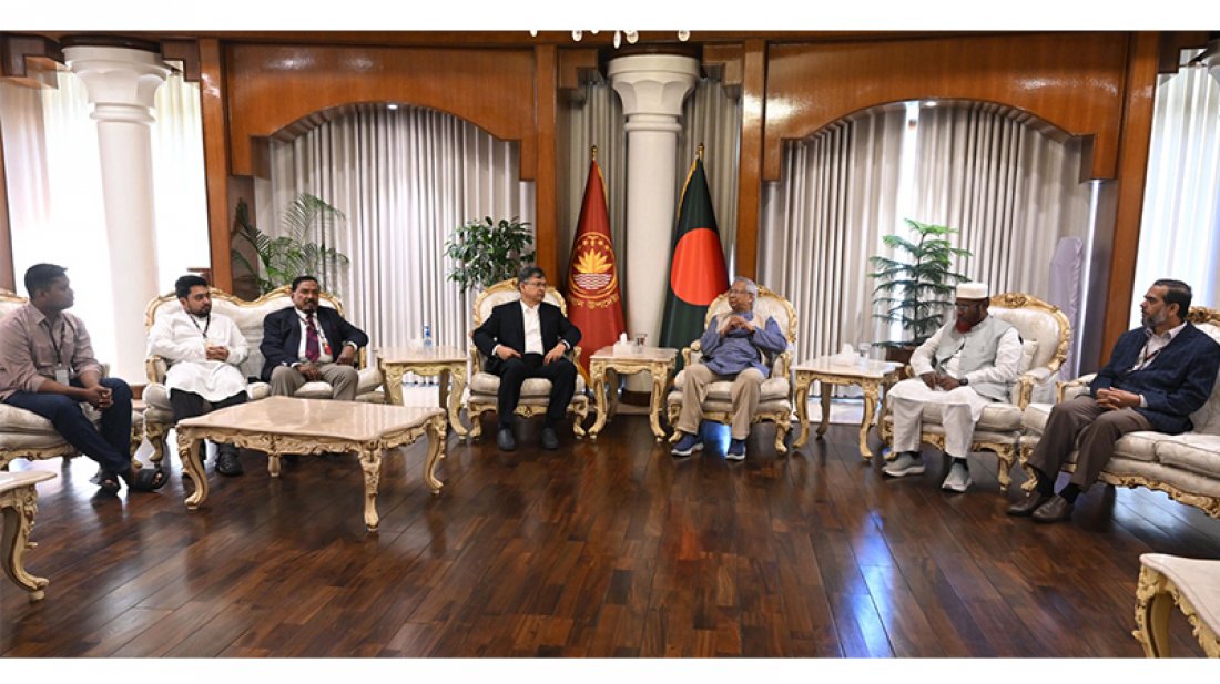 তিন দলের সঙ্গে প্রধান উপদেষ্টার জরুরি বৈঠক: ‘ষড়যন্ত্রকারীরা প্রশিক্ষিত শুটার নামিয়েছে মাঠে’