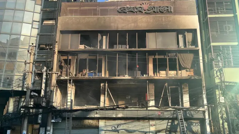 হামলার সময় সাহায্য চেয়েও না পাওয়া অভিযোগ প্রথম আলো ও ডেইলি স্টারের 