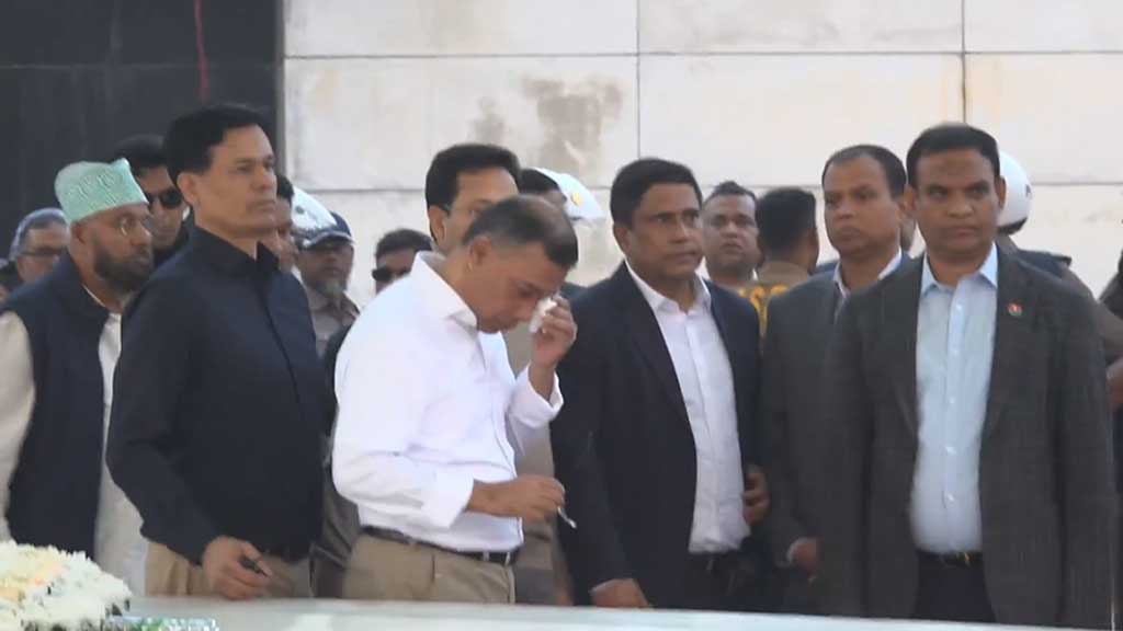 অবশেষে বাবার কবরের পাশে তারেক, চোখ মুছলেন