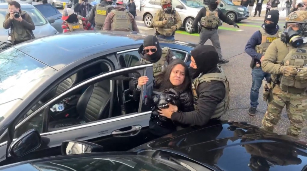 যুক্তরাষ্ট্রে বাংলাদেশি বংশোদ্ভূত নারীকে টেনেহিঁচড়ে আটক