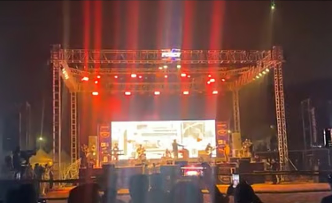 ডাকসুর কনসার্টে বিনামূল্যে সিগারেট ও বিপরীত স্লোগান, কী ঘটেছিলো